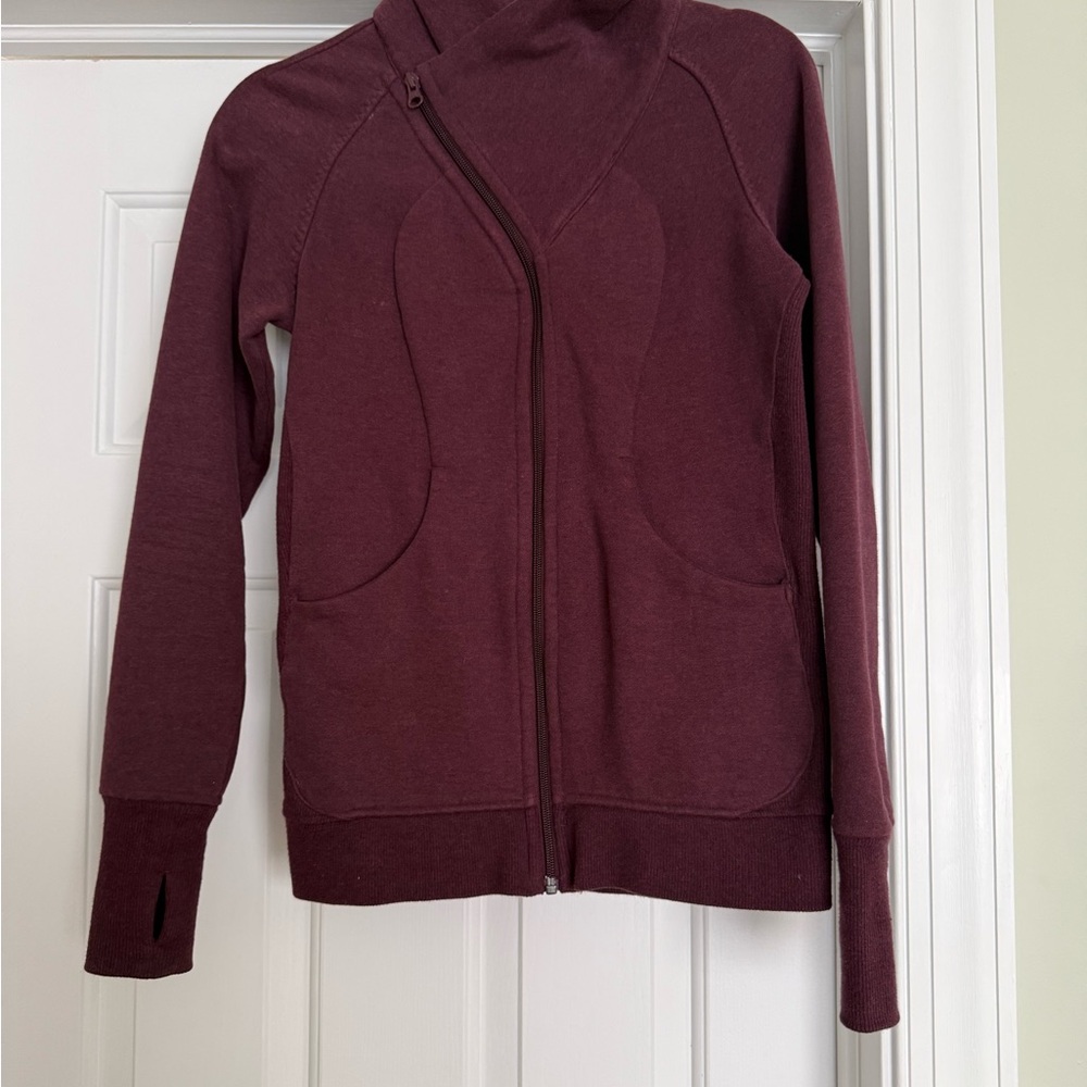 Lululemon full zip jacket, size 4 in great condition.